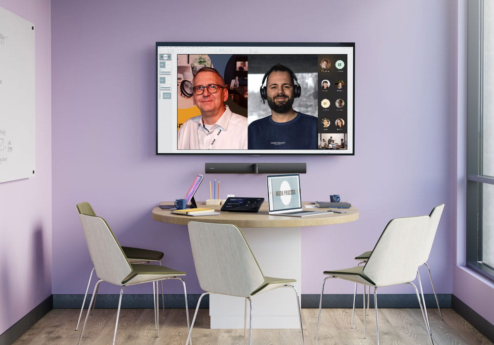 Jabra PanaCast 50 Videokonferenzlösung mit aktiver Konferenz in Split-Screen auf großem Bildschirm
