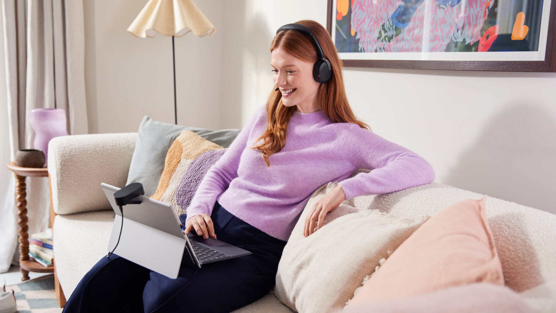 Relaxed working in the home office with the Jabra Evolve2 65 Flex headset