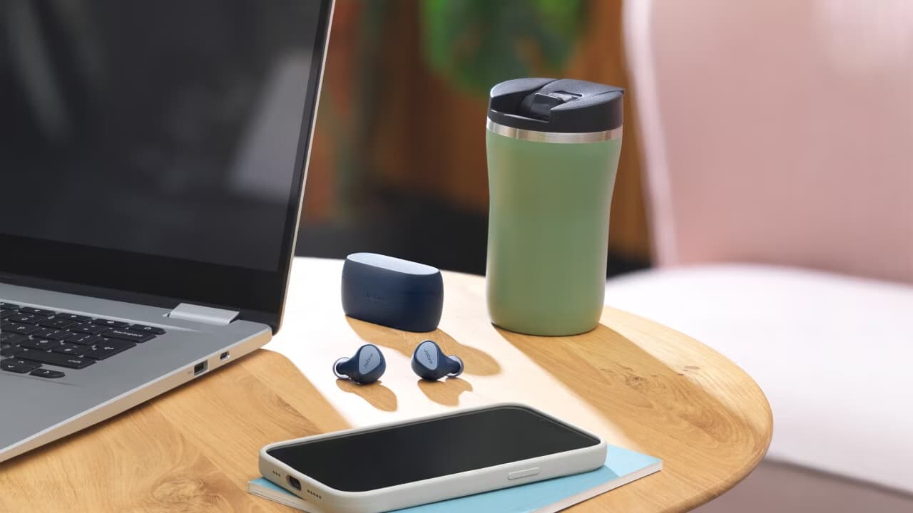 Jabra Elite 4 Lifestyle Image